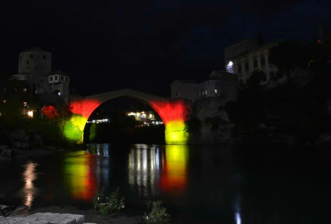 Počasni skok i Stari most u bojama Njemačke