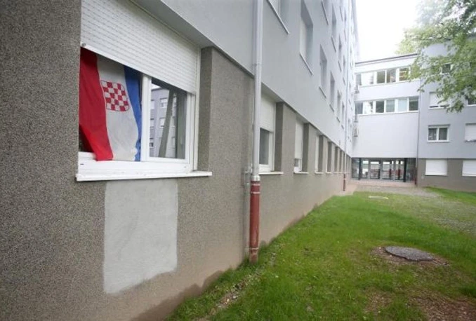 Pijani mladić i djevojka po Zagrebu pisali četničke grafite