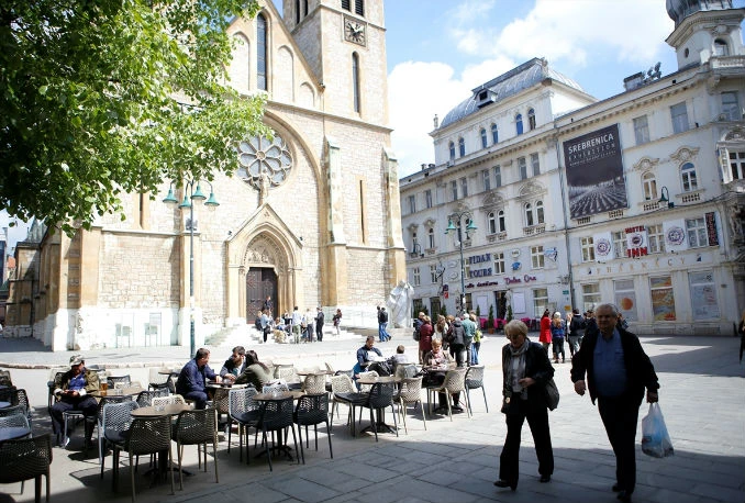 Pretpraznična atmosfera u Sarajevu: Građani uživaju u lijepom vremenu