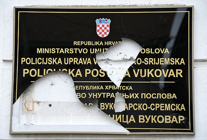 Opet razbijena dvojezična ploča