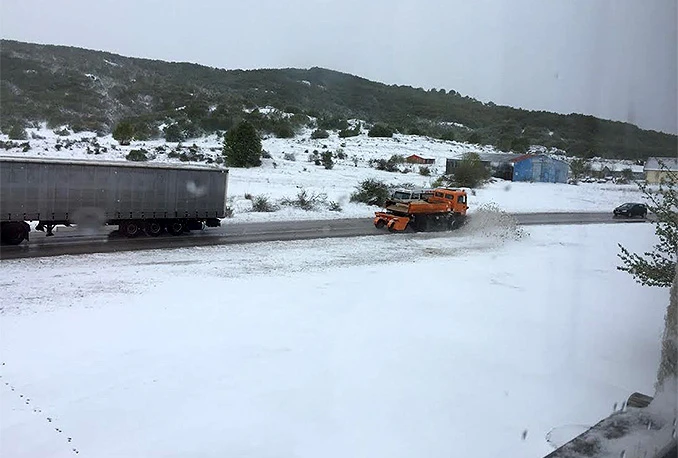 Kamioni zapeli u snijegu, pa blokirali cestu Tomislavgrad - Posušje
