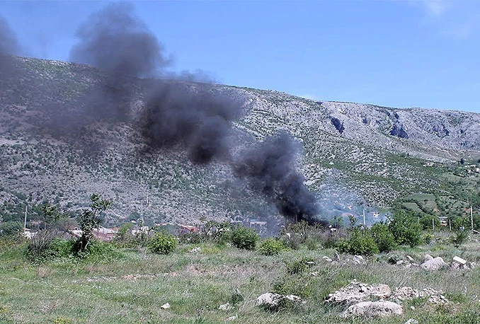 Mostar: Gorio automobil, otpad i trava