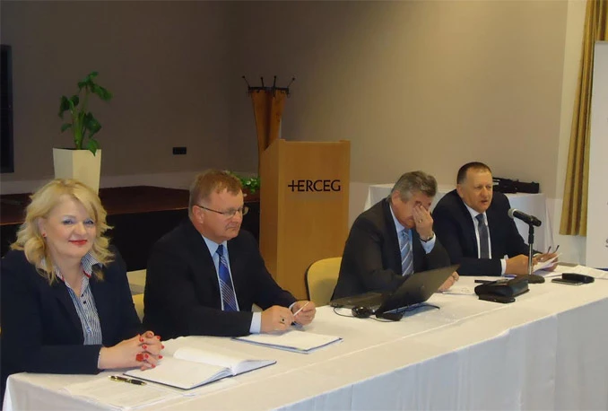 Temeljno pitanje svake države je pitanje centralizacije i decentralizacije