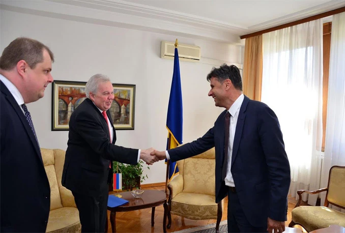 Rusi donose novac za dug i žele kupiti Bosnalijek