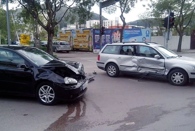 Mostar: Sudar na raskrižju, veća materijalna šteta i jedna ozlijeđena osoba