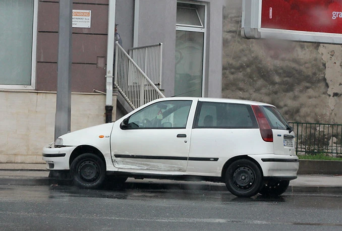 Prometna nesreća na mostarkom Bulevaru: Sudarili se Passat i Fiat