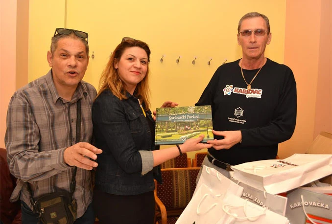 Poznati Deda darivao ekipu filma "Mrtve ribe plivaju na leđima"