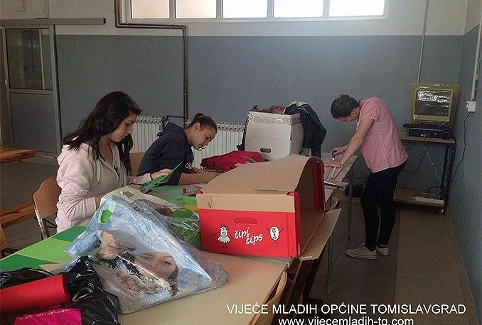 Vijeće mladih doniralo likovnoj sekciji materijale za rad