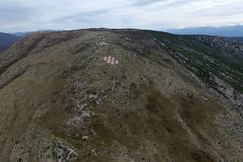 GO SDA Mostar osudio postavljanje i traži uklanjanje šahovnice na Planinici