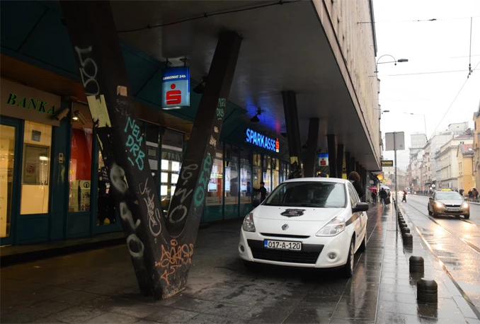 Radnica banke se ''igrala'' pištoljem, pa ranila zaštitara 