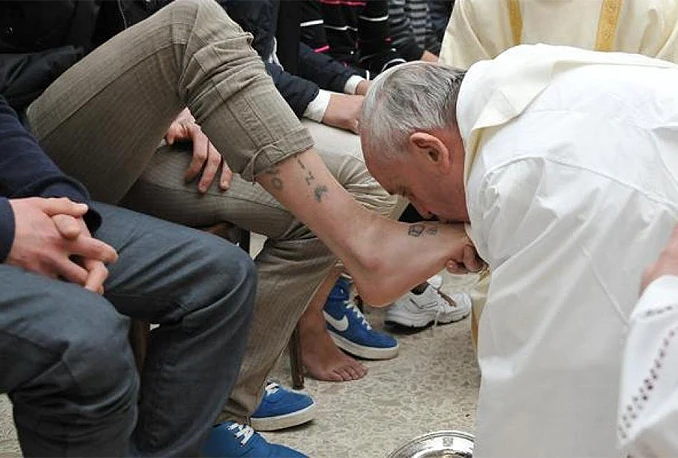 Na Veliki četvrtak Papa će prati noge izbjeglicama
