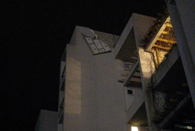 Čuvajte glavu: Visi fasada sa zgrade u Mostaru