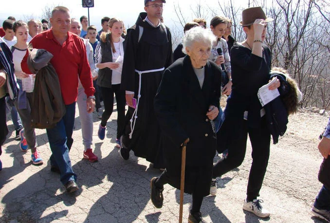 Devedesetogodišnja starica na putu križa Ljubotići – Crne Lokve