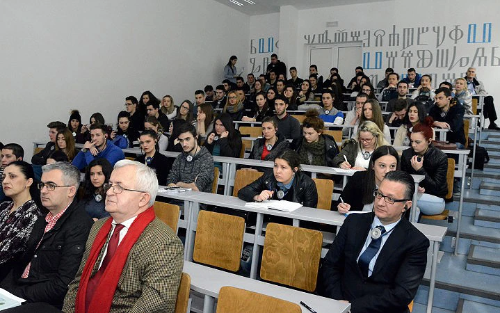 Dummel studentima govorio o diktaturi i slobodnim režimima