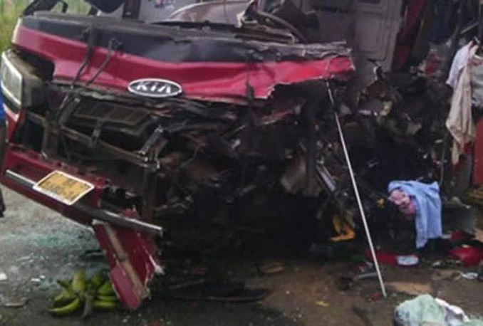U sudaru kamiona i autobusa 61 poginuli