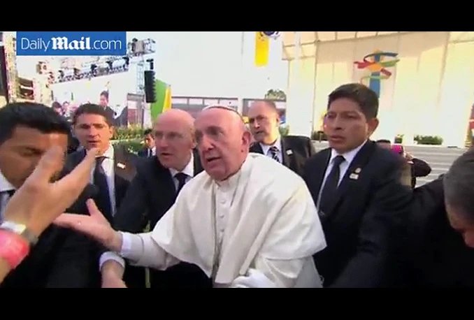 Papa Franjo se naljutio i zagalamio na vjernike