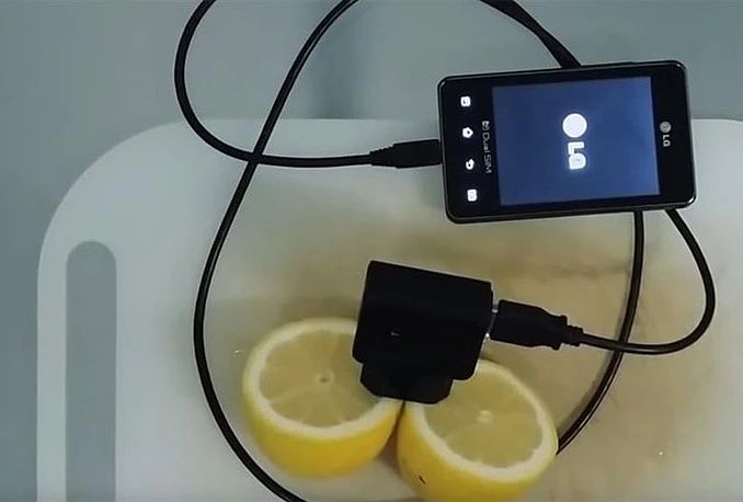 Napunite mobitel pomoću limuna?!