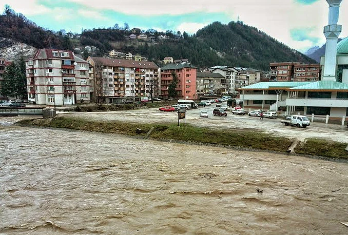 Nabujala Neretva prijeti Konjicu; Porasti vodostaja nizvodno od Mostara