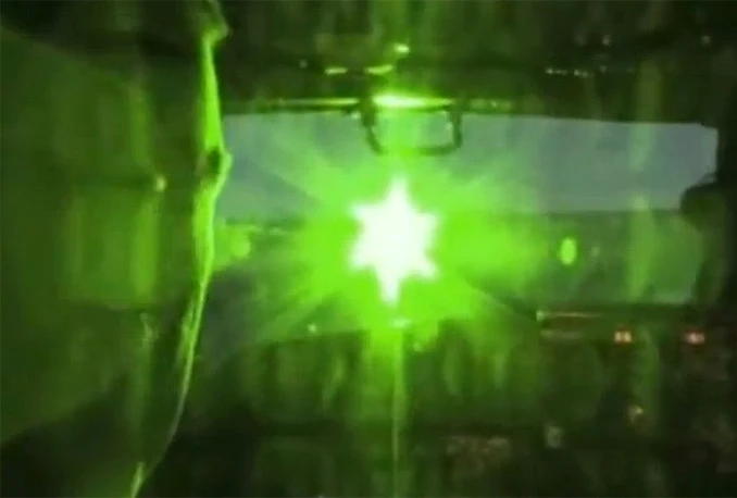 Vraćen avion zbog lasera uperenog prema pilotskoj kabini