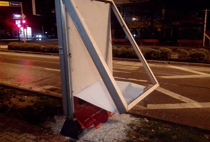 Mostar: Reklamni pano na meti vandala
