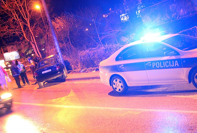Mostar: Autom u banderu