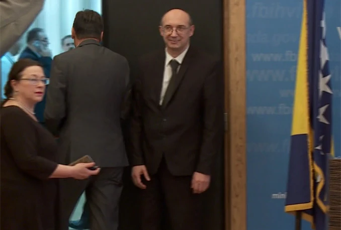 Novalić napustio konferenciju kad su ga pitali za naknade