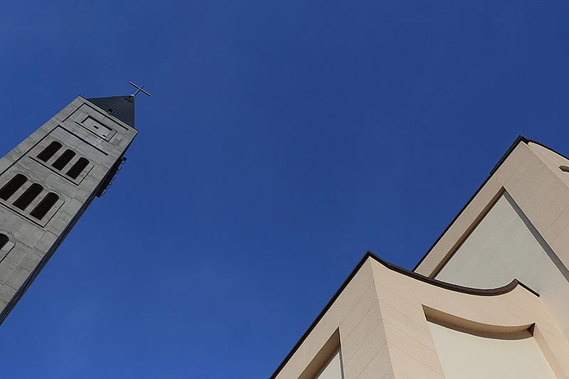 Vidikovac na zvoniku: Panorama Mostara kroz staklene plohe  