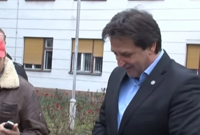 Smijenjen ministar koji ''voli novinarke koje lako kleknu''