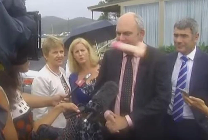 Ministra za vrijeme izjave u lice pogodio vibrator