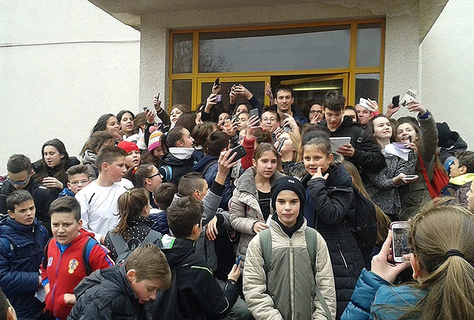 Igor Karačić razveselio mostarske učenike