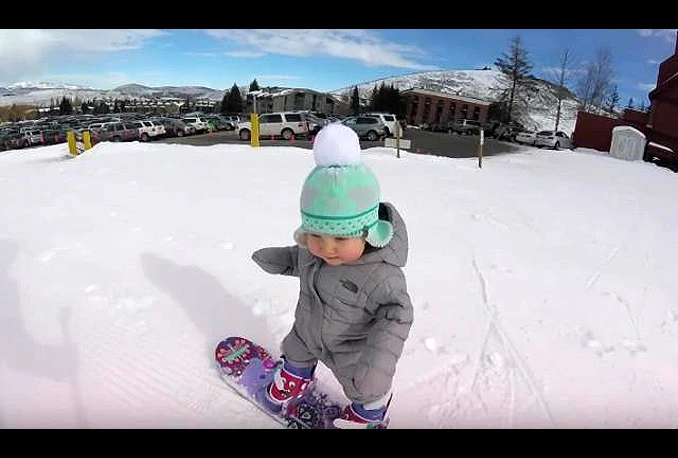 Ima samo četrnaest mjeseci i već je profesionalac na snowboardu