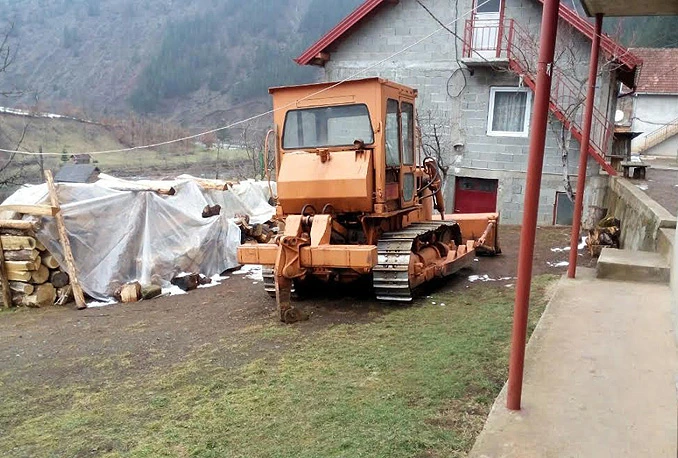 Preko granice prokrijumčario buldožera