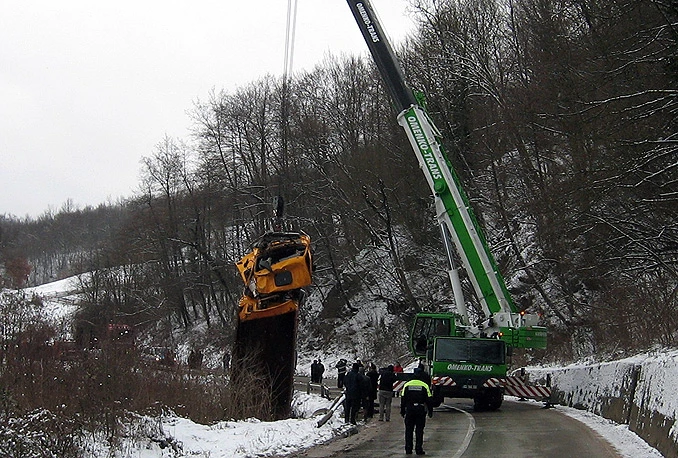 Osam sati izvlačenja: Kamion sletio u rijeku, poginuo vozač