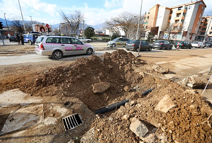 ''Gradonačelniče, nisu građani i mediji postavljali asfalt koji propada''