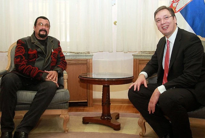 Vučić uručio srbijansku putovnicu Stevenu Seagalu