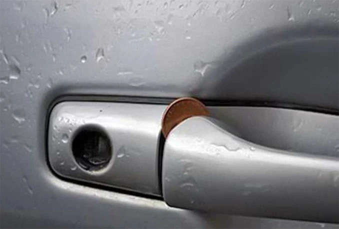 Novčić u vratima automobila znak je da ste na meti kradljivaca