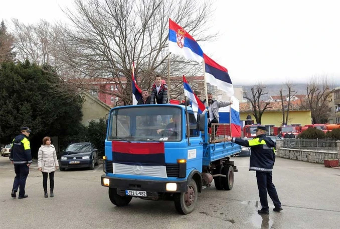 Trebinjci na ulicama sa zastavama: Dan RS slavit ćemo dok smo živi!