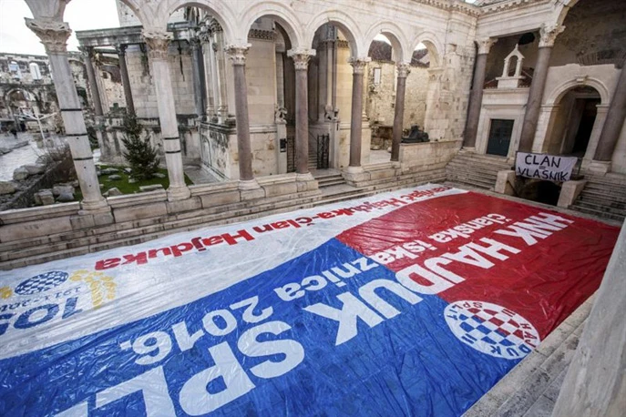 Ogromna Hajdukova iskaznica prekrila splitski Peristil