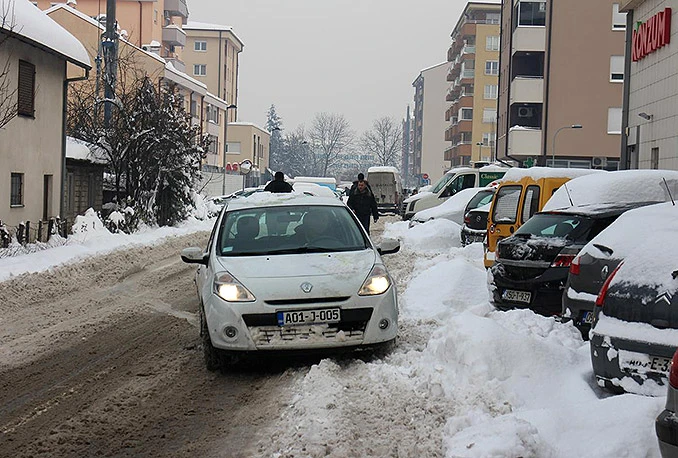 Na zapadu i sjeverozapadu BiH snijeg otežava promet