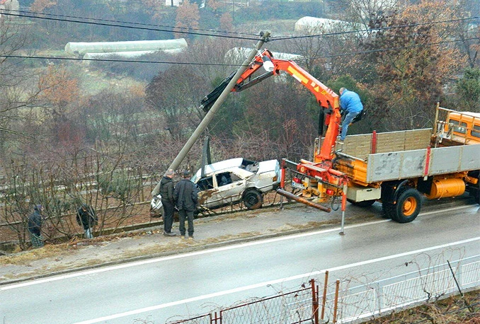 Čapljina: Mercedesom sletio u vinograd i ''pokosio'' rasvjetni stup