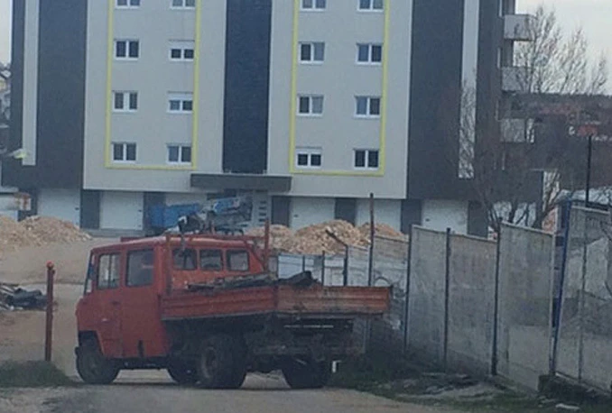 Čitluk: Zgrada na sred ceste