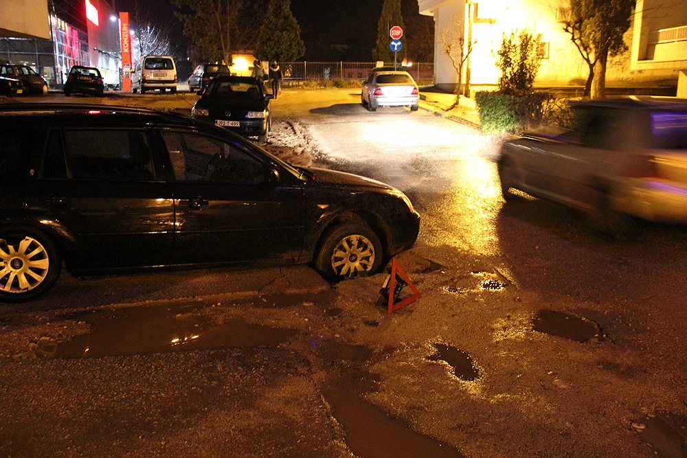 Nova žrtva mostarske rekonstrukcije: Automobilom upao u rupu