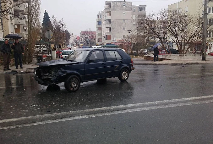 Jedna osoba ozlijeđena u sudaru Golfa i Forda na Tekiji