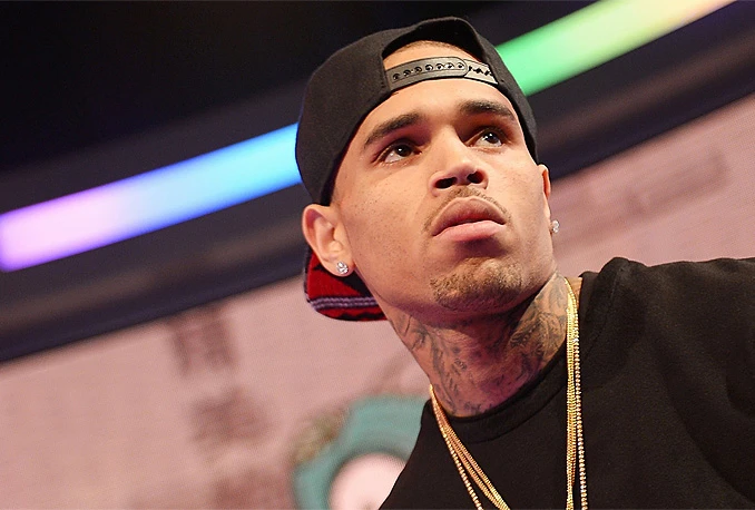 Chris Brown opet udario ženu?