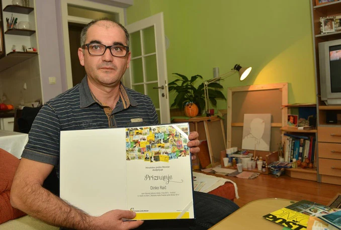 Mostarski poštar raznosi pisma i s vlastitom markicom