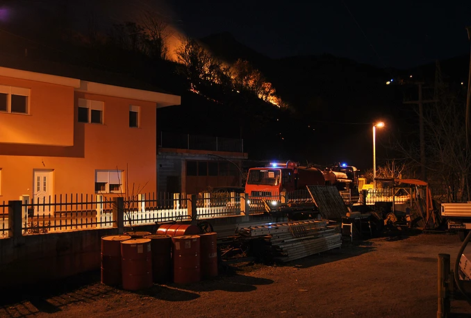 Mostar: Buknuo požar većih razmjera, vatra ugrožava kuće
