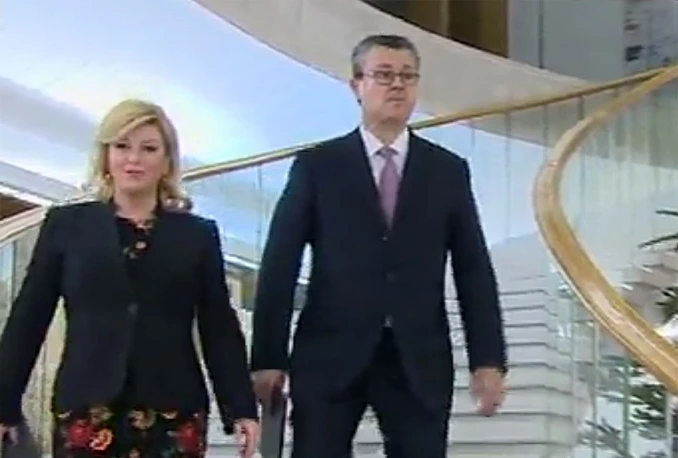 Prosvjednici pred domom predsjednice države traže nove izbore