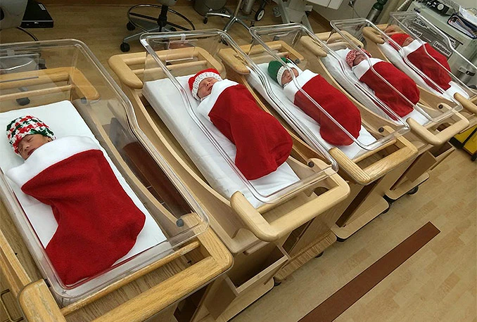 Bebe umotane kao novogodišnji poklon