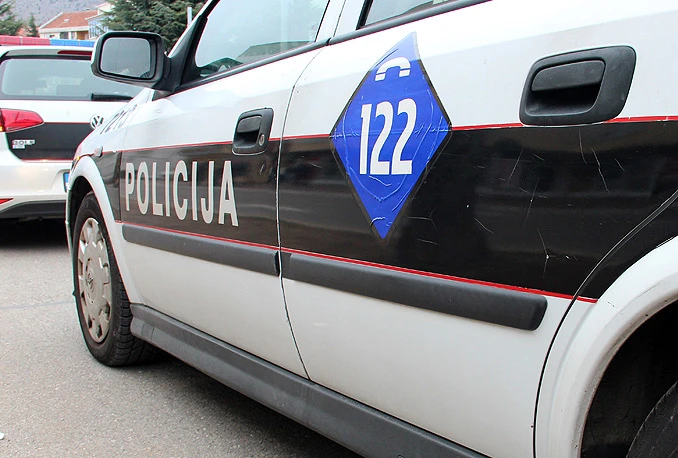 Maloljetnici razbijali stakla na osnovnoj školi u Prozoru