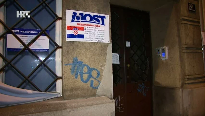 Na vratima Mosta osvanula osmrtnica i poruka: "Hrvatske građevine žele nove izbore!"